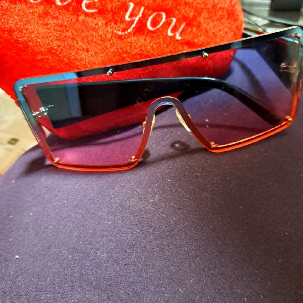 Unixexs glasses, they are wide double tones, one white and one black. each new .